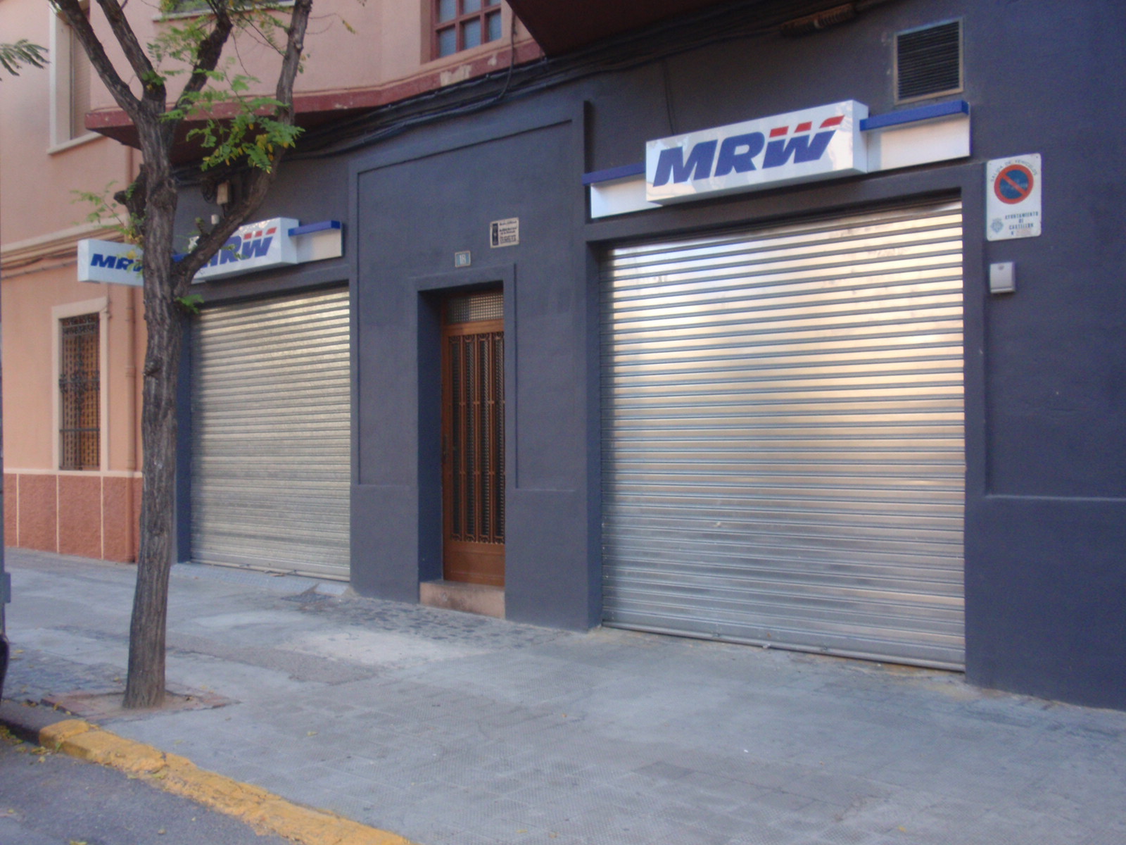 Puerta comercial 8